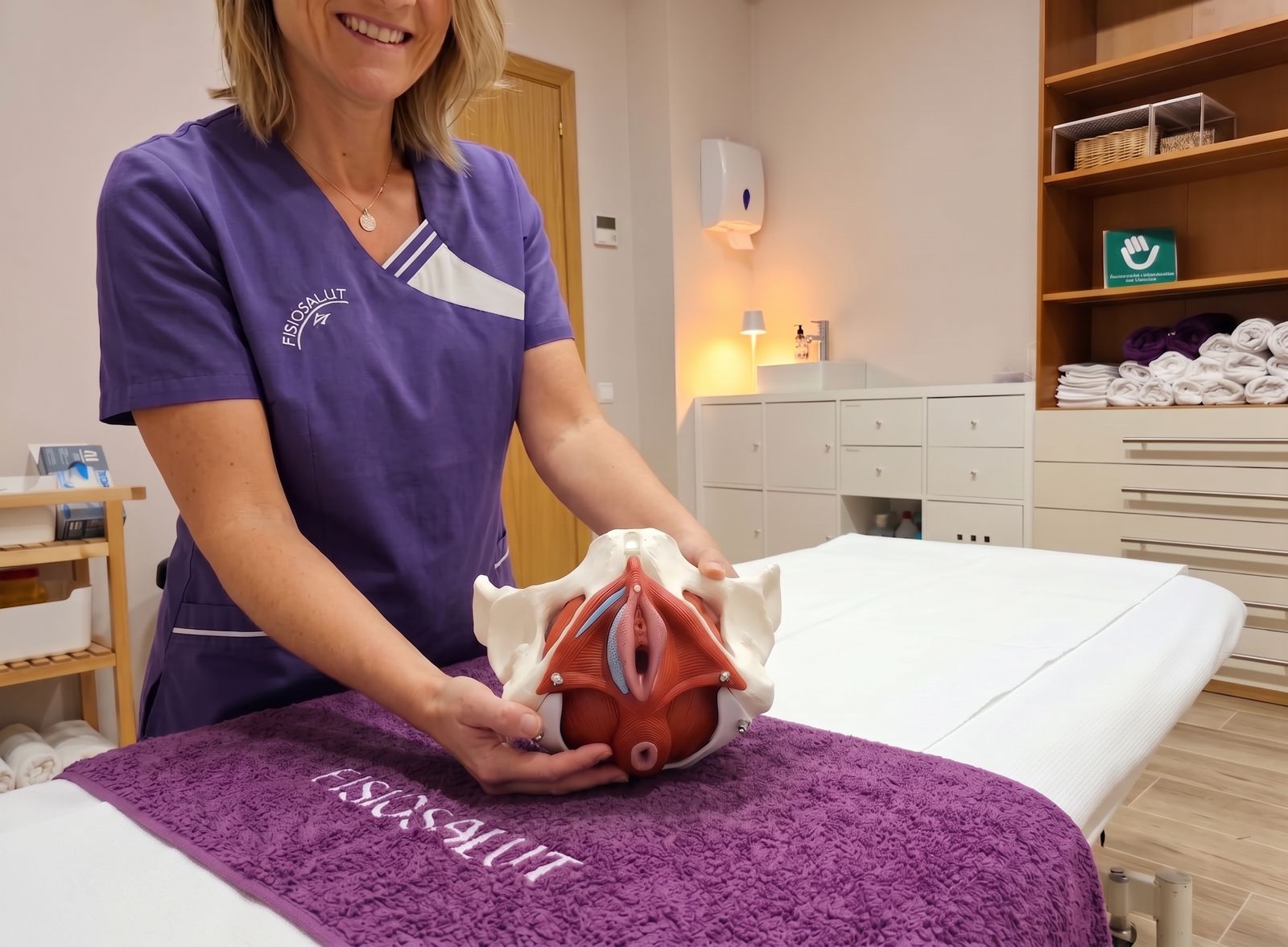 Fisioterapeuta de Fisiosalut amb un model anatòmic de pelvis